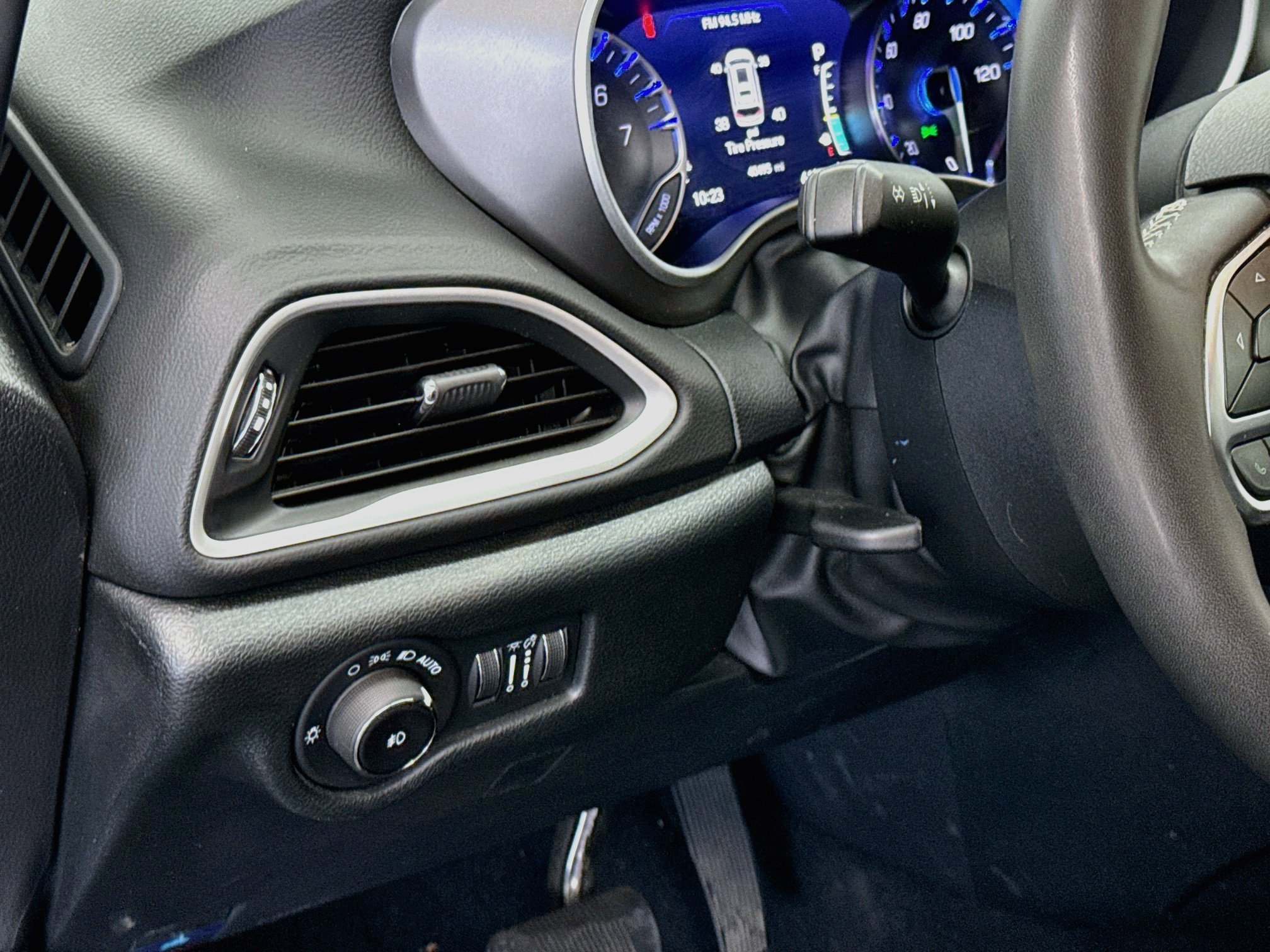 Used 2025 Chrysler Pacifica Select FWD image 17