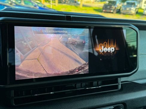 Used 2024 Jeep Wrangler Unlimited AWD/4WD image 33
