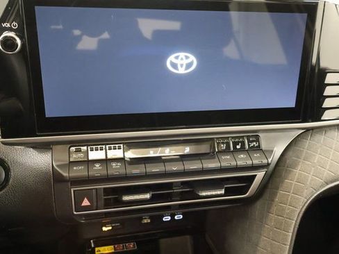 Used 2025 Toyota Camry XLE image 23