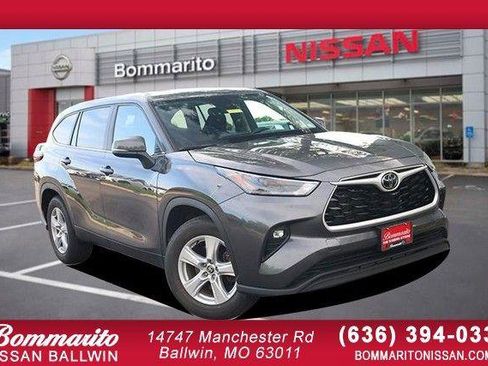 Used 2025 Toyota Highlander LE FWD image 1