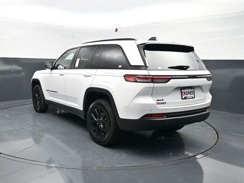 Used 2025 Jeep Grand Cherokee Altitude AWD/4WD image 7