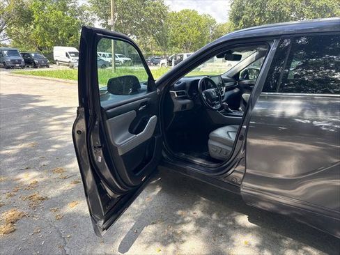 Used 2021 Toyota Highlander XLE AWD/4WD image 10