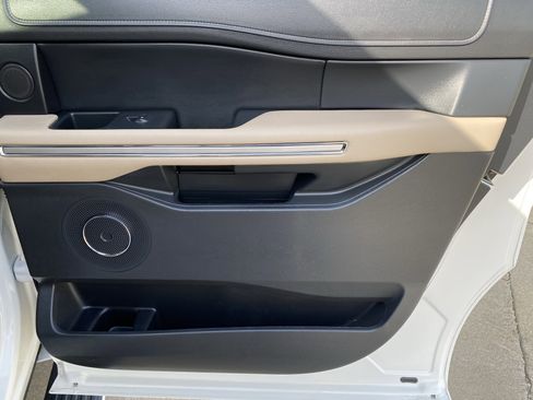 Used 2022 Ford Expedition Max Limited image 8