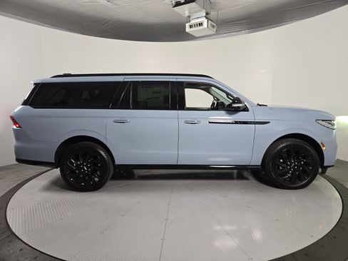 New 2026 Lincoln Navigator L Reserve AWD/4WD image 3