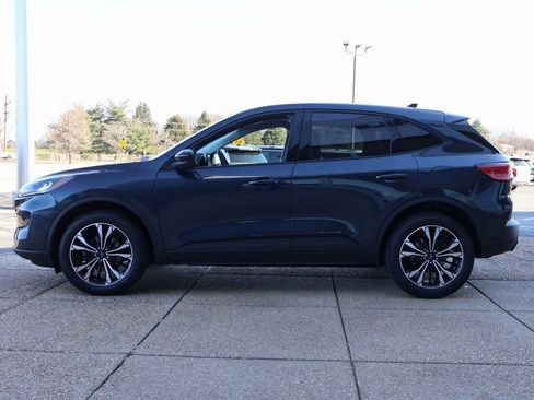 Used 2022 Ford Escape SE w/ SE Sport Appearance Package image 3