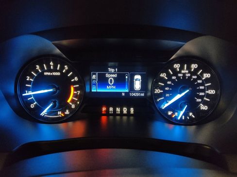 Used 2017 Ford Explorer XLT image 23