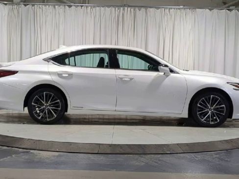 Used 2022 Lexus ES 300h w/ Premium Package image 9