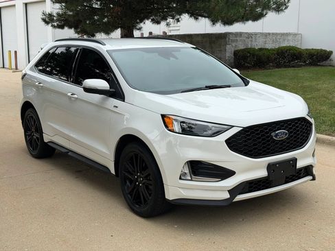 Used 2020 Ford Edge ST-Line w/ Cold Weather Package AWD/4WD image 3