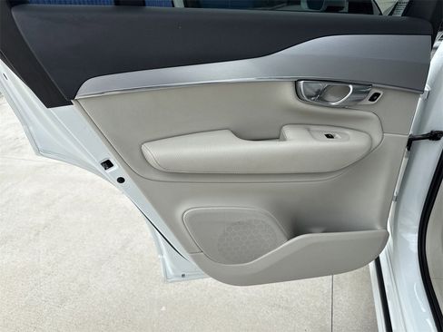 Used 2017 Volvo XC90 T5 Momentum w/ Vision Package image 23