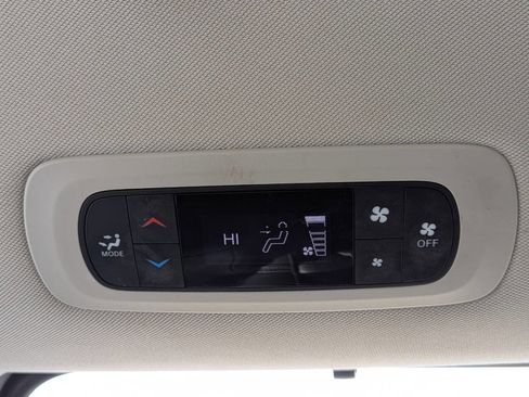 Used 2020 Chrysler Voyager Lxi image 19