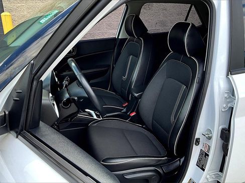 Used 2023 Hyundai Venue Limited image 23