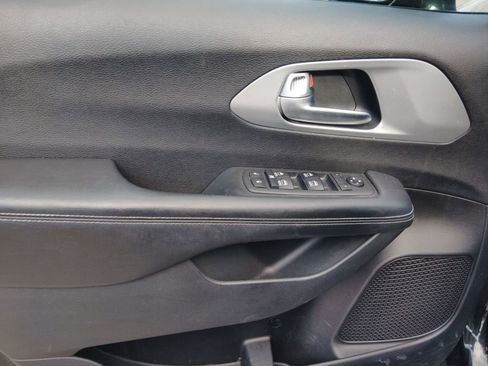 Certified 2018 Chrysler Pacifica Touring-L Plus w/ S Appearance Package image 12