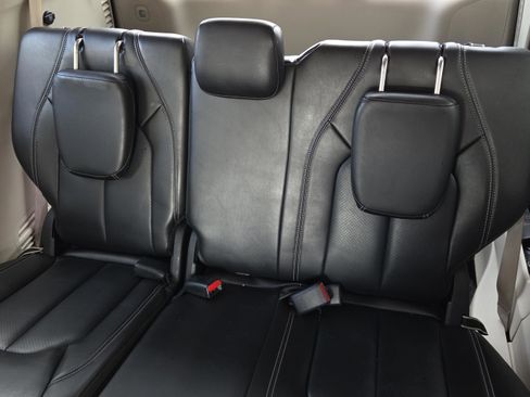 Used 2023 Chrysler Pacifica Touring-L FWD image 11