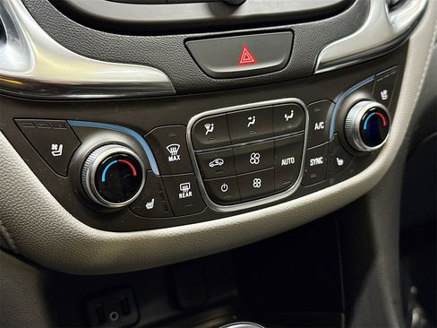 Used 2018 Chevrolet Equinox Premier image 16