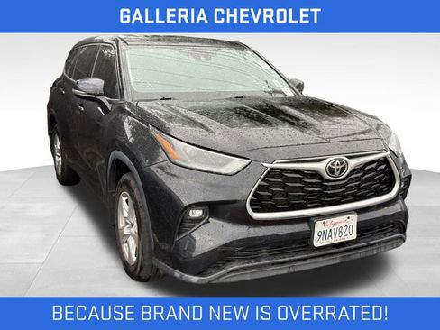 Used 2022 Toyota Highlander LE AWD/4WD image 2