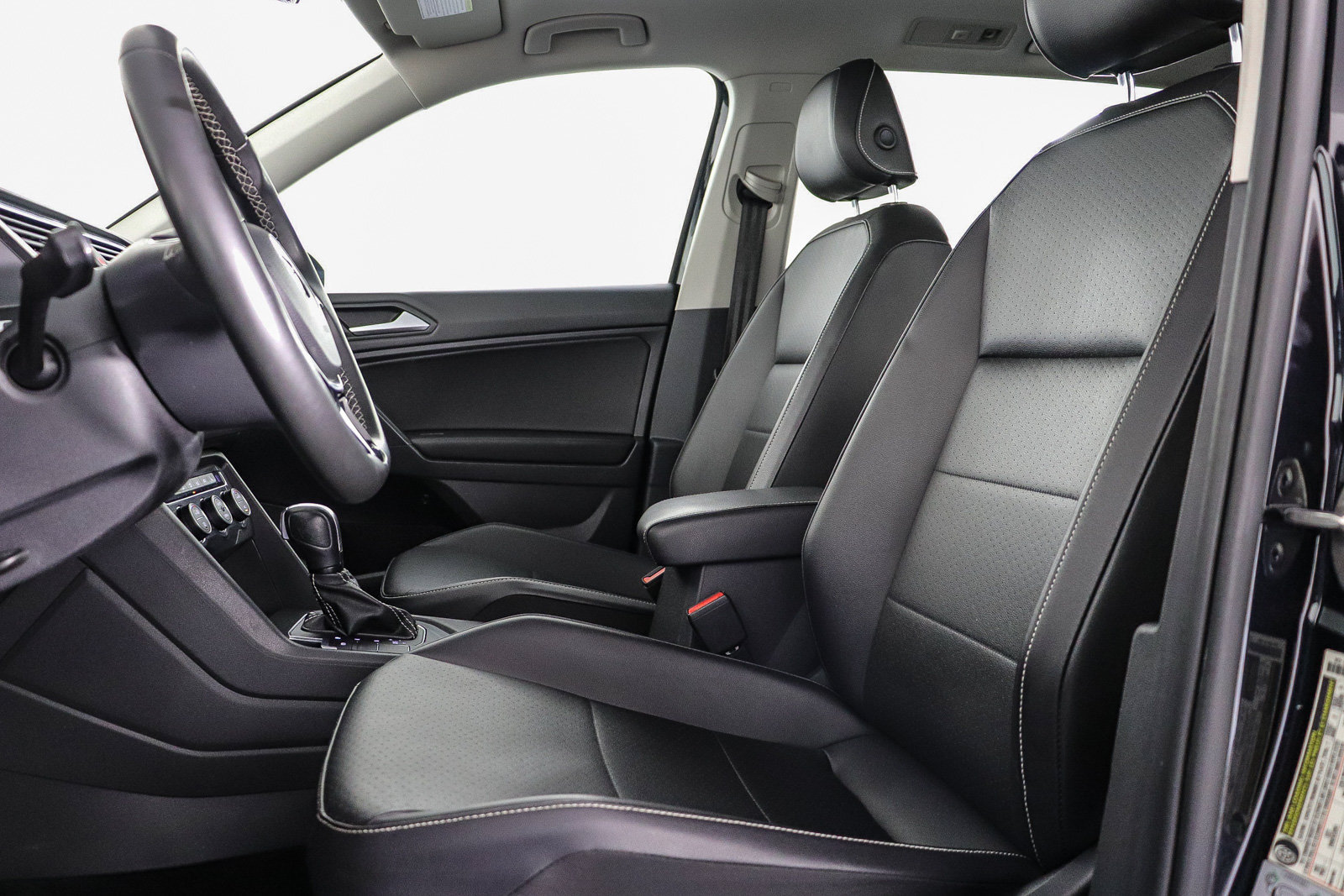 Used 2021 Volkswagen Tiguan SE w/ Panoramic Sunroof Package FWD image 18
