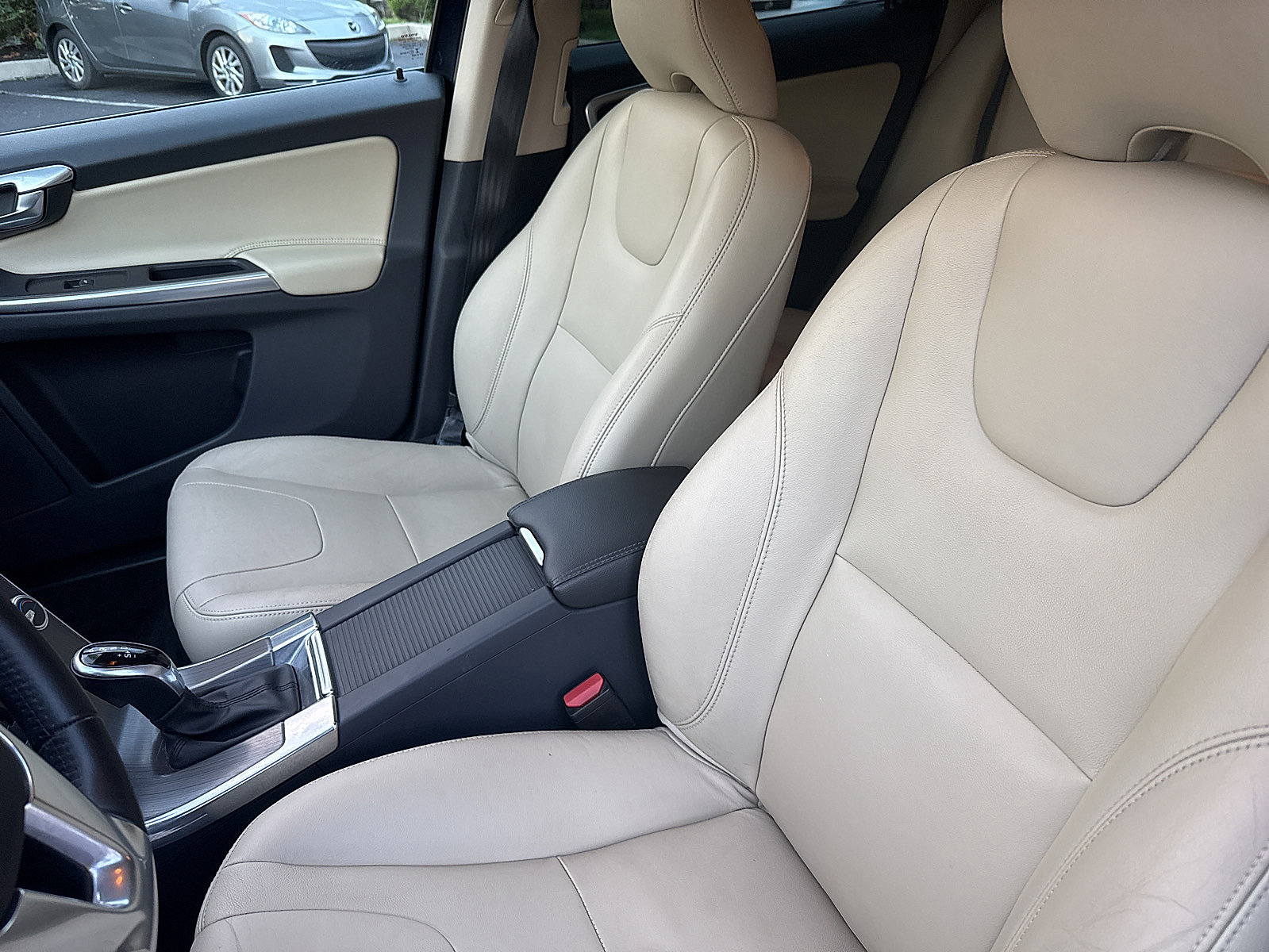 Used 2016 Volvo XC60 T6 w/ Proximity Package AWD/4WD image 30