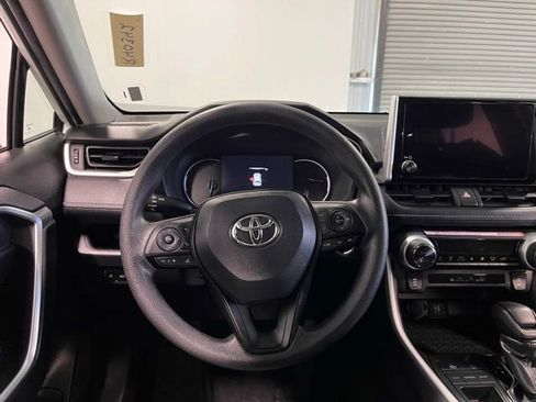 Used 2025 Toyota RAV4 XLE FWD image 21