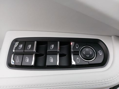 Certified 2026 Porsche Macan image 29