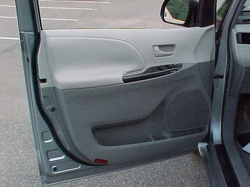 Used 2011 Toyota Sienna w/ Towing Pkg FWD image 22