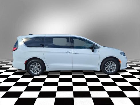 Used 2025 Chrysler Pacifica Select FWD image 9