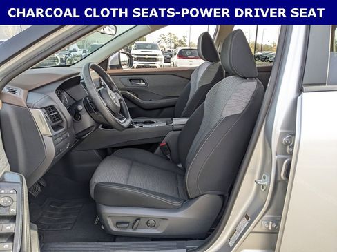 Used 2023 Nissan Rogue SV image 3