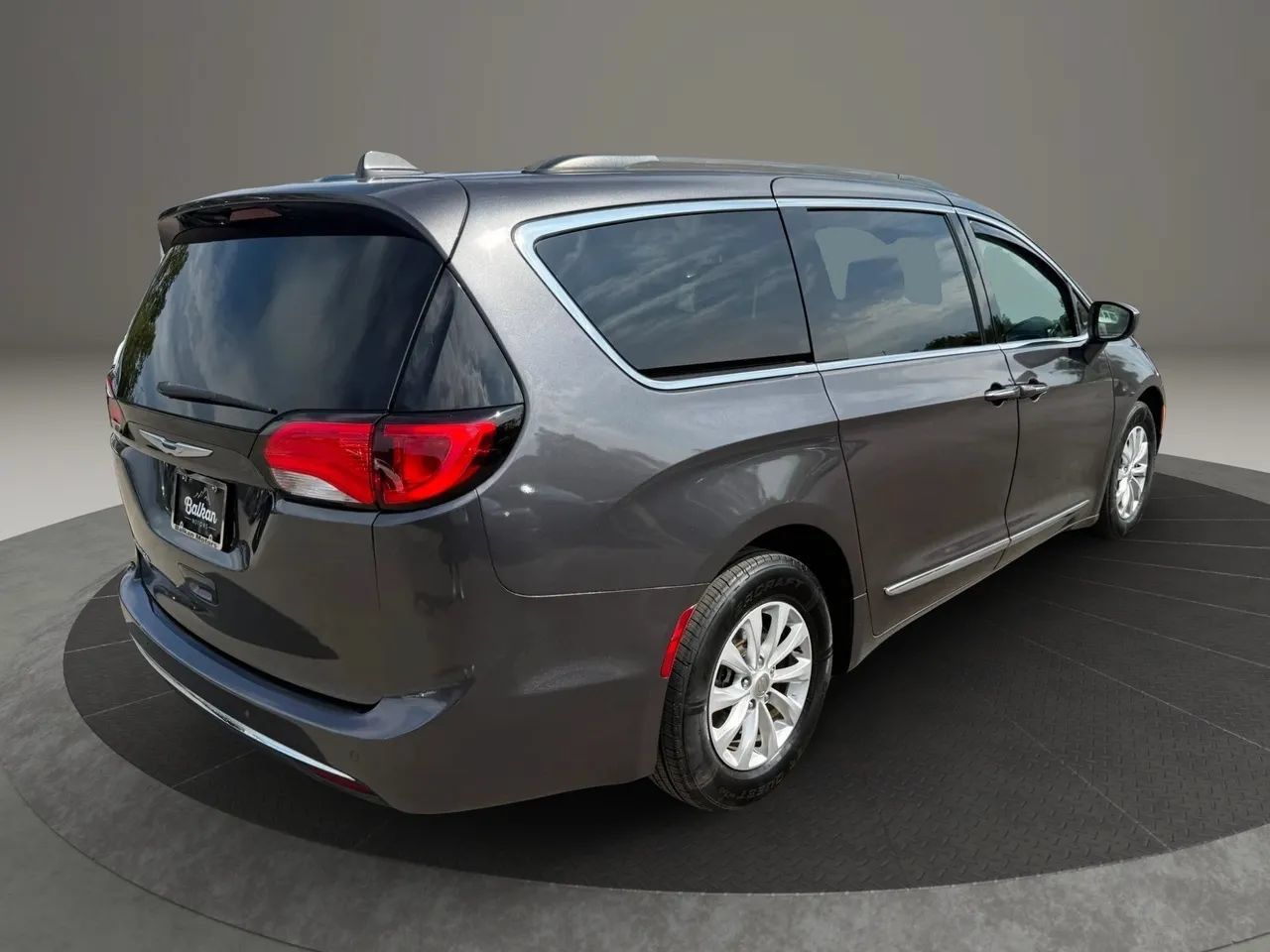 Used 2017 Chrysler Pacifica Touring-L FWD image 4