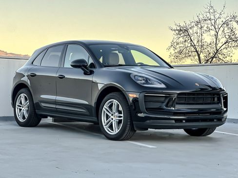 Used 2022 Porsche Macan w/ Premium Package image 10