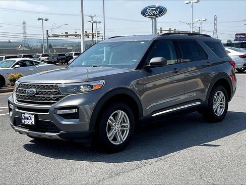 Used 2022 Ford Explorer XLT w/ Equipment Group 202A AWD/4WD image 2