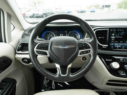 Used 2021 Chrysler Pacifica Touring-L FWD image 21