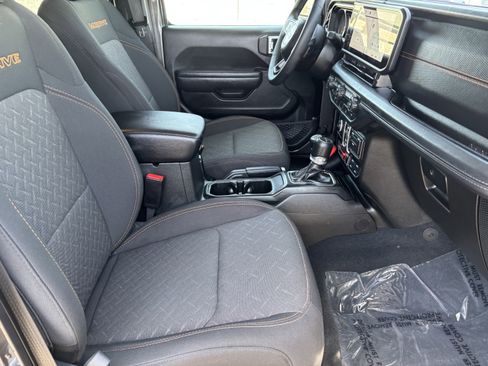 Used 2026 Jeep Gladiator Mojave AWD/4WD image 13
