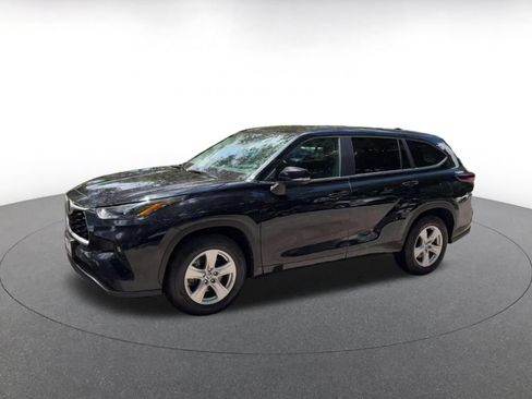 Used 2025 Toyota Highlander LE FWD image 8