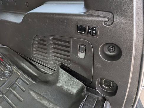 Used 2016 GMC Yukon XL SLT w/ Open Road Package AWD/4WD image 17