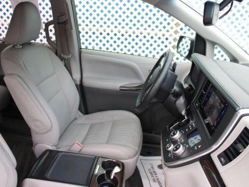 Used 2017 Toyota Sienna XLE FWD image 20