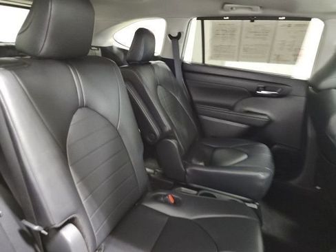 Used 2024 Toyota Highlander XLE FWD image 15