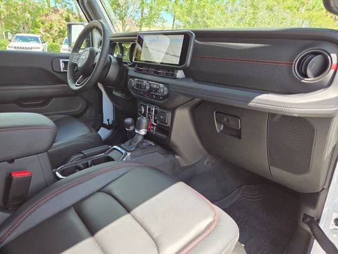 Used 2025 Jeep Wrangler Unlimited Rubicon AWD/4WD image 14