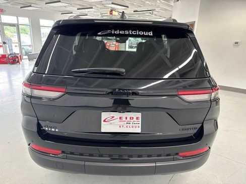 Used 2024 Jeep Grand Cherokee Limited w/ Black Appearance Package AWD/4WD image 11
