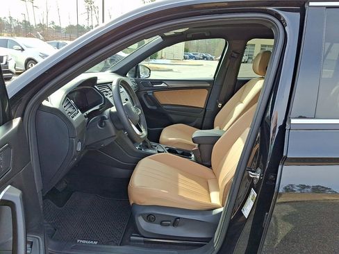 Used 2024 Volkswagen Tiguan SE w/ Panoramic Sunroof Package image 14