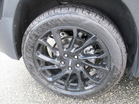 Used 2023 GMC Terrain SLT w/ Tech Package FWD image 9