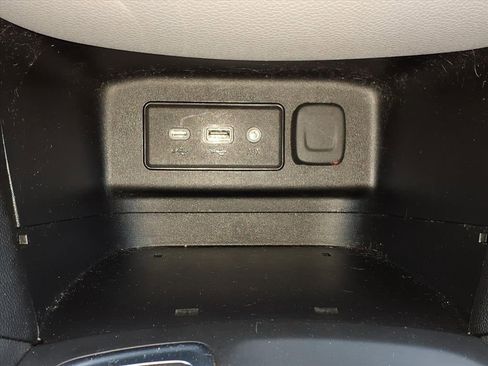 Used 2019 Chevrolet Equinox LT w/ Driver Convenience Package image 18