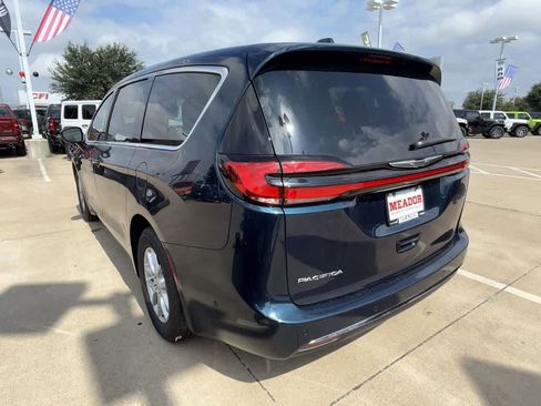 New 2025 Chrysler Pacifica Select FWD image 4