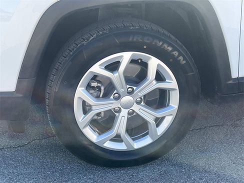 Used 2024 Jeep Compass Latitude image 9