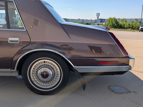 Used 1987 Lincoln Continental Signature RWD image 33