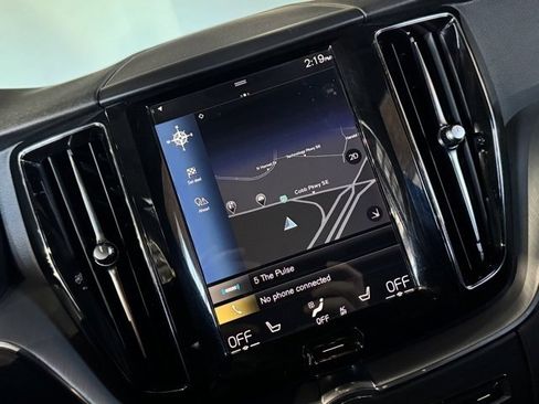 Used 2018 Volvo XC60 T5 Momentum w/ Convenience Package image 32