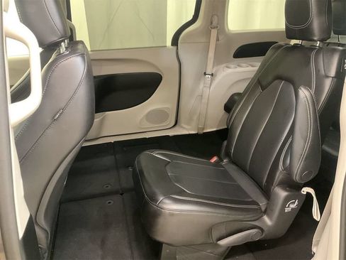 Used 2023 Chrysler Pacifica Touring-L FWD image 4