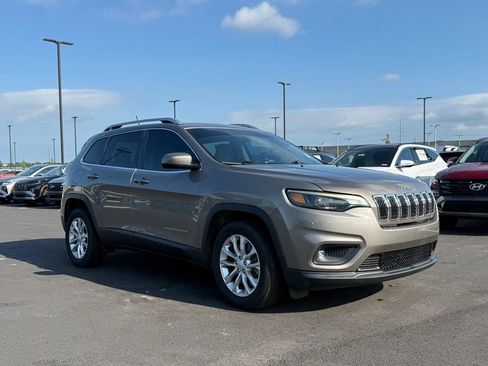 Used 2019 Jeep Cherokee Latitude w/ Popular Appearance Group FWD image 3