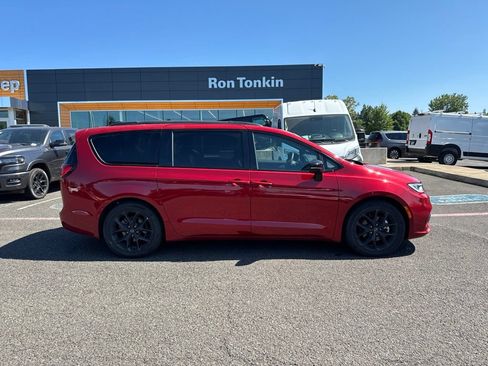 Used 2025 Chrysler Pacifica Limited FWD image 9