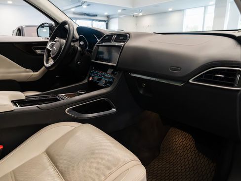 Used 2019 Jaguar F-PACE Prestige AWD/4WD image 10