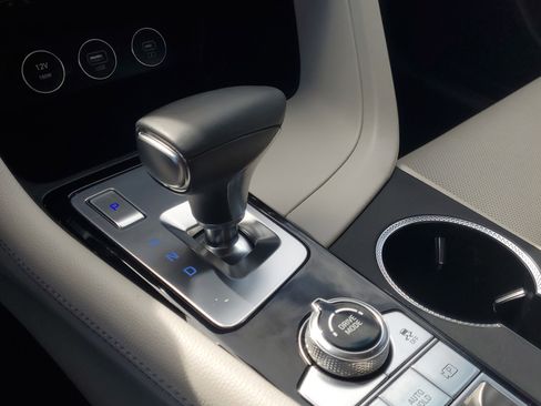 Used 2025 Genesis G70 2.5T image 34