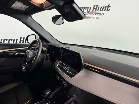 Used 2024 Chevrolet TrailBlazer ACTIV w/ Driver Confidence Package image 28